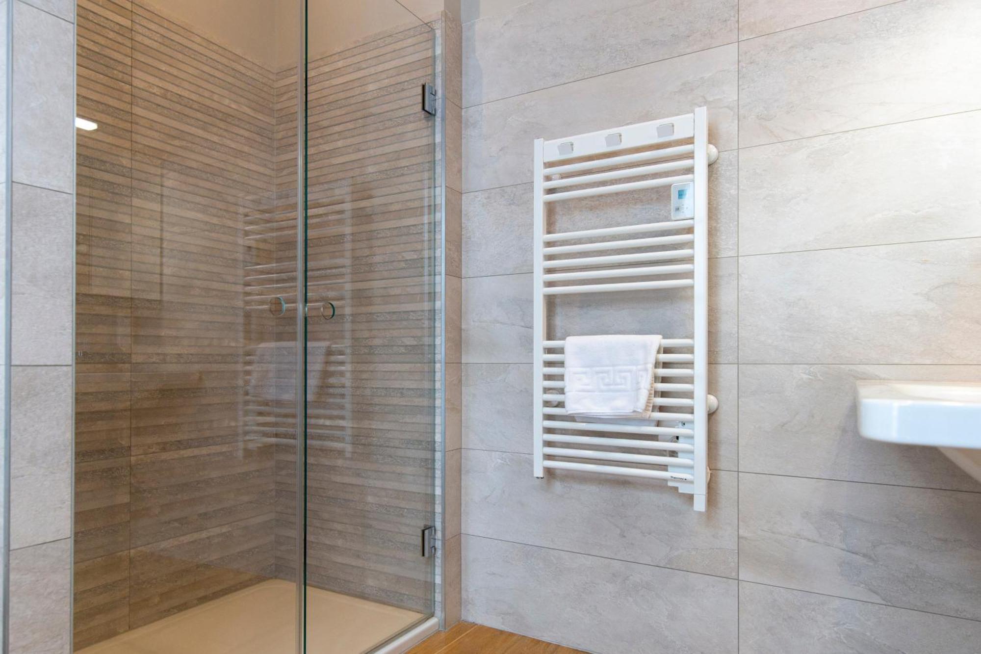 Escale Rochelaise, Gite Urbain Avec Spa Bain Nordique Et Sauna Tonneau La Rochelle  Luaran gambar