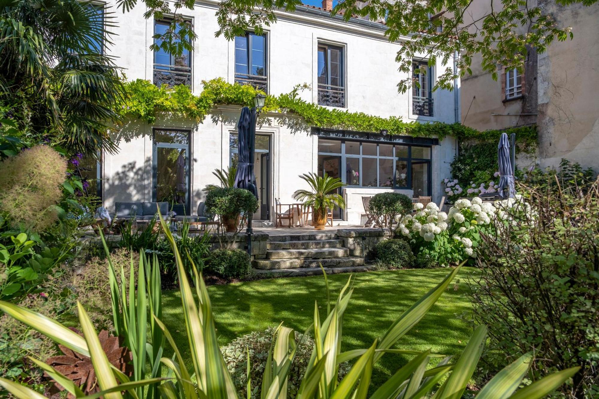 Escale Rochelaise, Gite Urbain Avec Spa Bain Nordique Et Sauna Tonneau La Rochelle  Luaran gambar