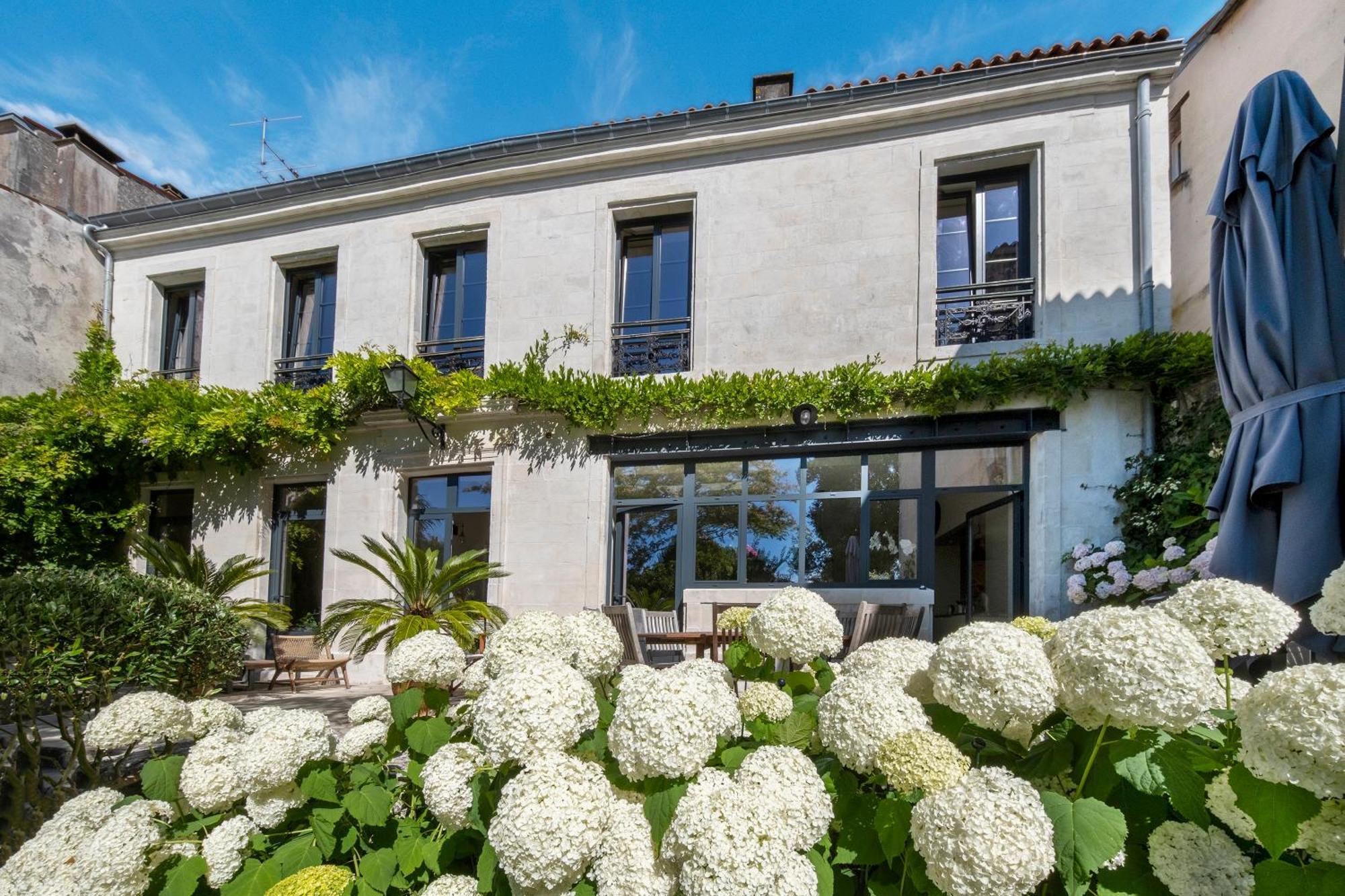 Escale Rochelaise, Gite Urbain Avec Spa Bain Nordique Et Sauna Tonneau La Rochelle  Luaran gambar