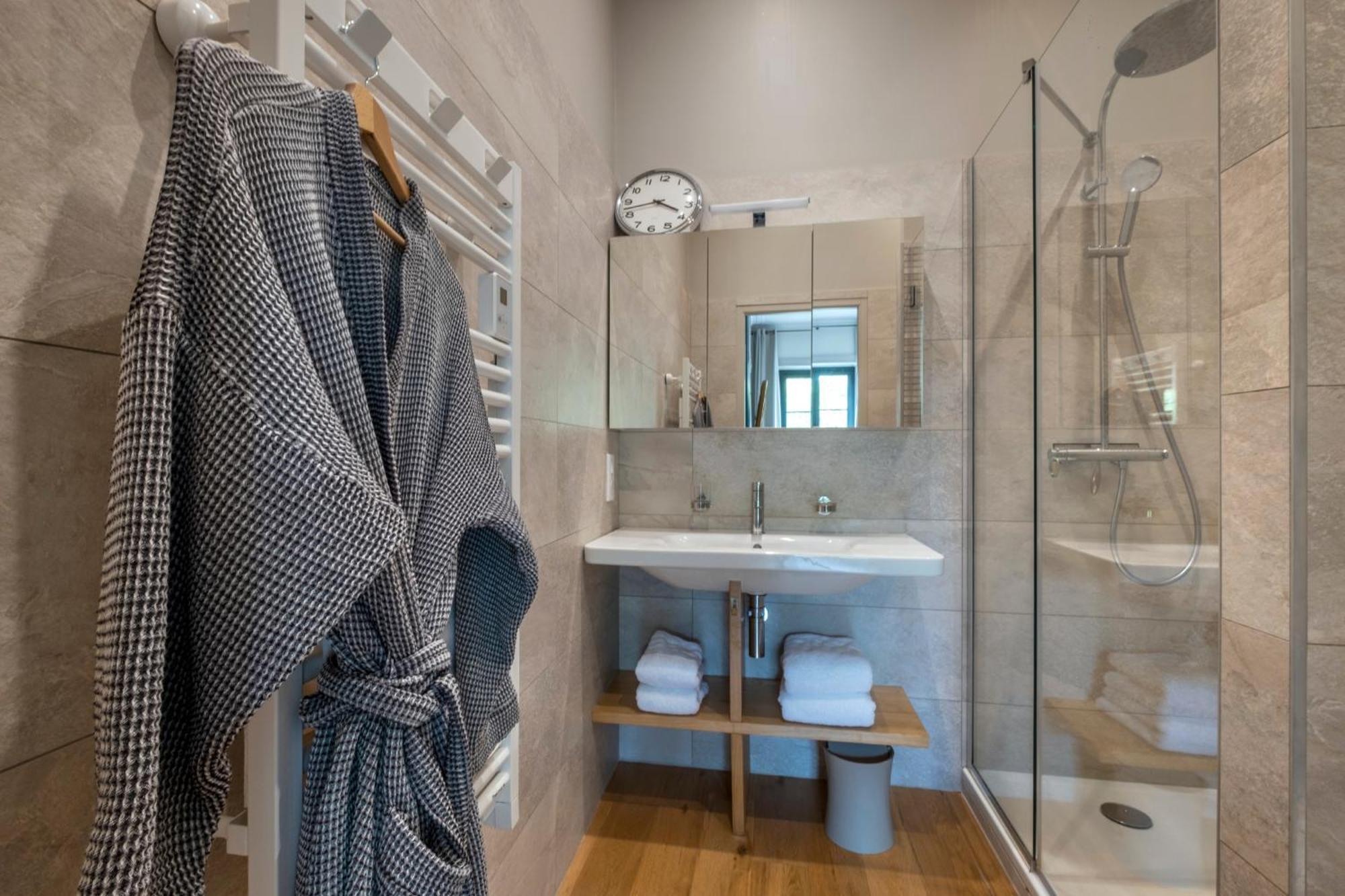 Escale Rochelaise, Gite Urbain Avec Spa Bain Nordique Et Sauna Tonneau La Rochelle  Luaran gambar