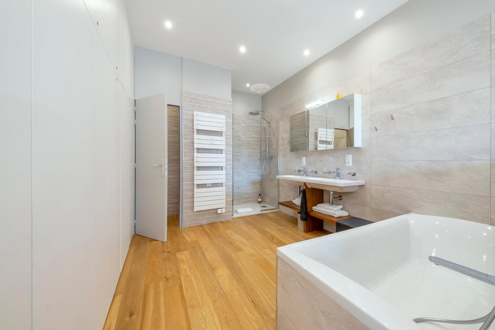 Escale Rochelaise, Gite Urbain Avec Spa Bain Nordique Et Sauna Tonneau La Rochelle  Luaran gambar
